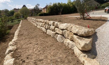 Enrochement CHARNAY (Rhône) dans le secteur des pierres dorées