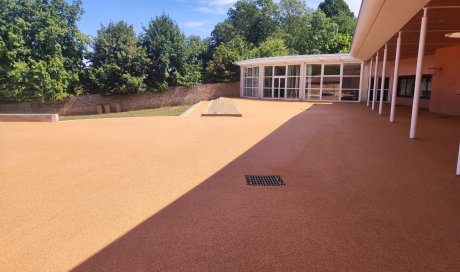 Cour d'école en enrobé coloré drainant dans le beaujolais (69 Rhône)